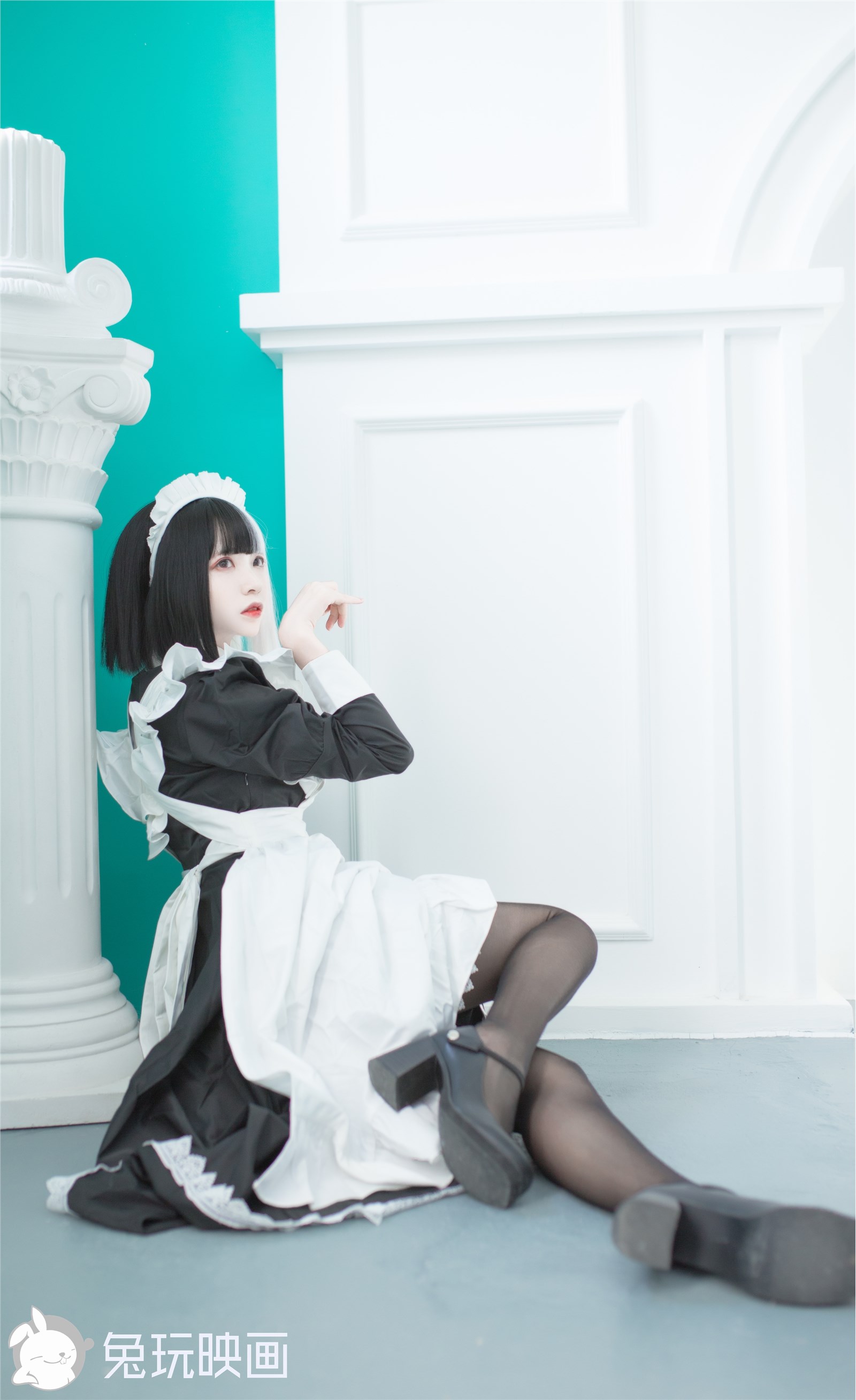 Rabbit Playing with Reflection VOL.073 Black and White Maid(9)